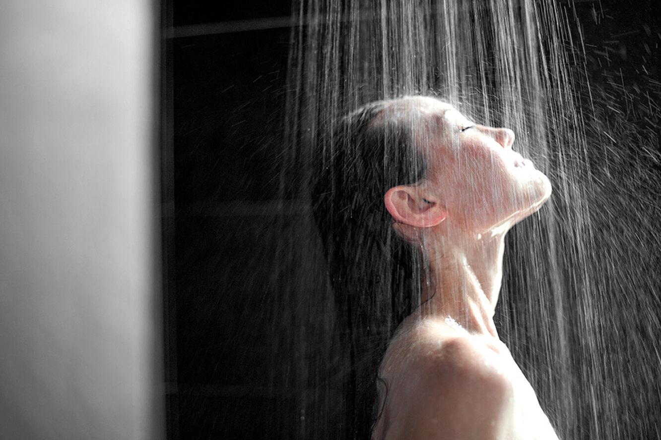 Симпатичная девушка принимает душ