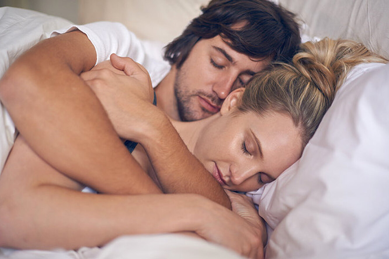 Мужчина и женщина спят вместе фото