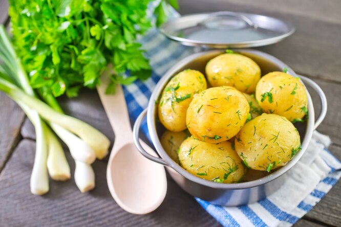 Как приготовить молодую картошку в кожуре вкусно: рецепт с фото пошагово | Меню недели
