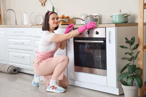 Как быстро очистить духовку от жира и нагара: 7 работающих способов