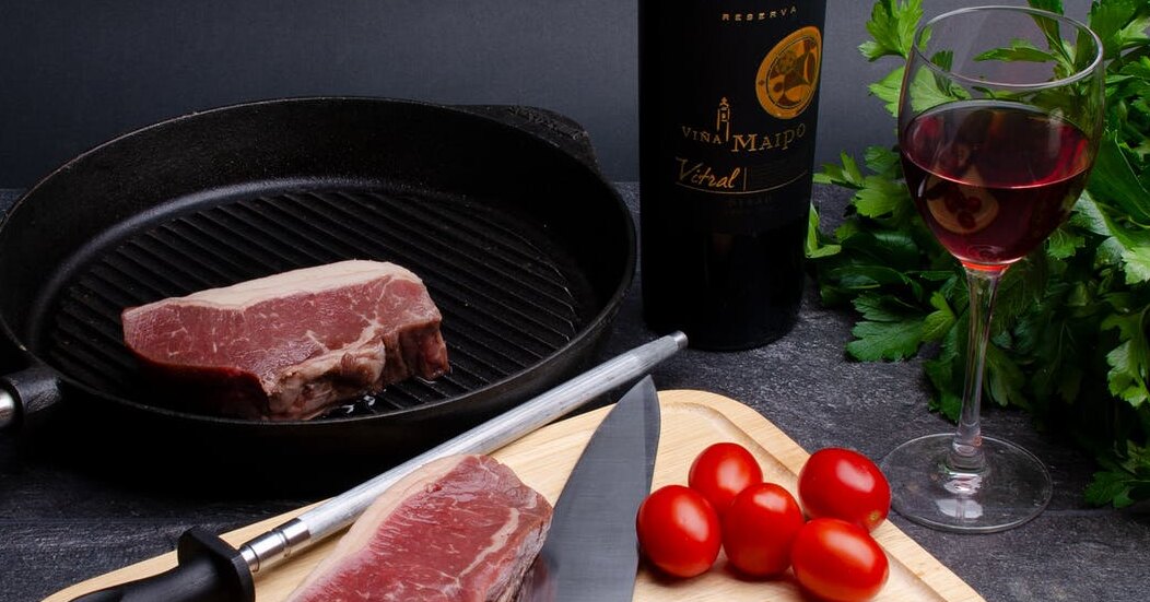 Good steak вино. Стейк и вино. Стейк с красным вином. Steak Wine вино. Открытки с рецептами приготовления мяса.