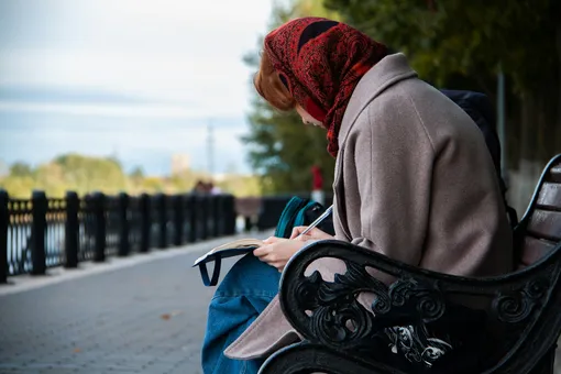 В качестве верхнего слоя можно надеть пальто прямого кроя