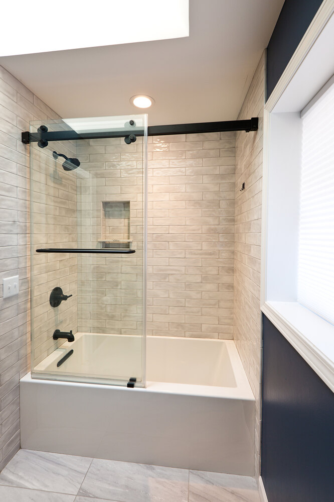 Дизайн ванной комнаты с окном - лучшие решения для интерьера на фото от SALON