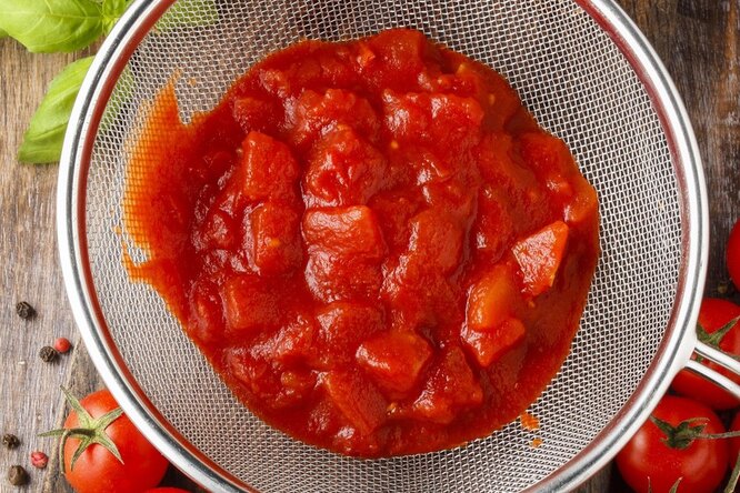 Универсальный томатный соус на зиму - Лайфхакер