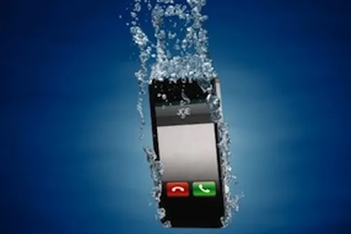 Как спасти «утонувший» телефон