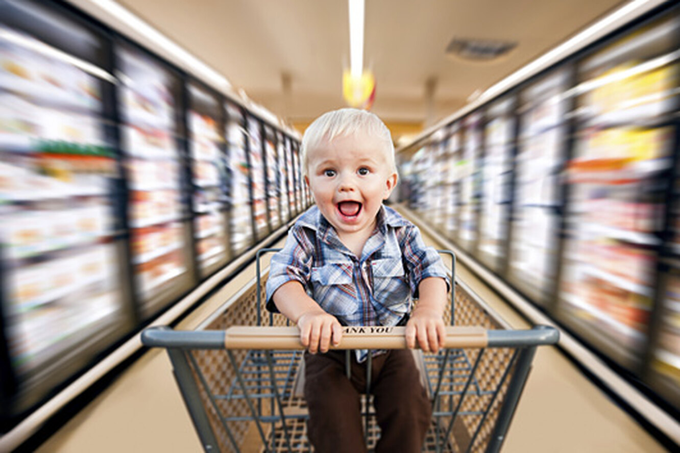Ребенок в тележке супермаркета