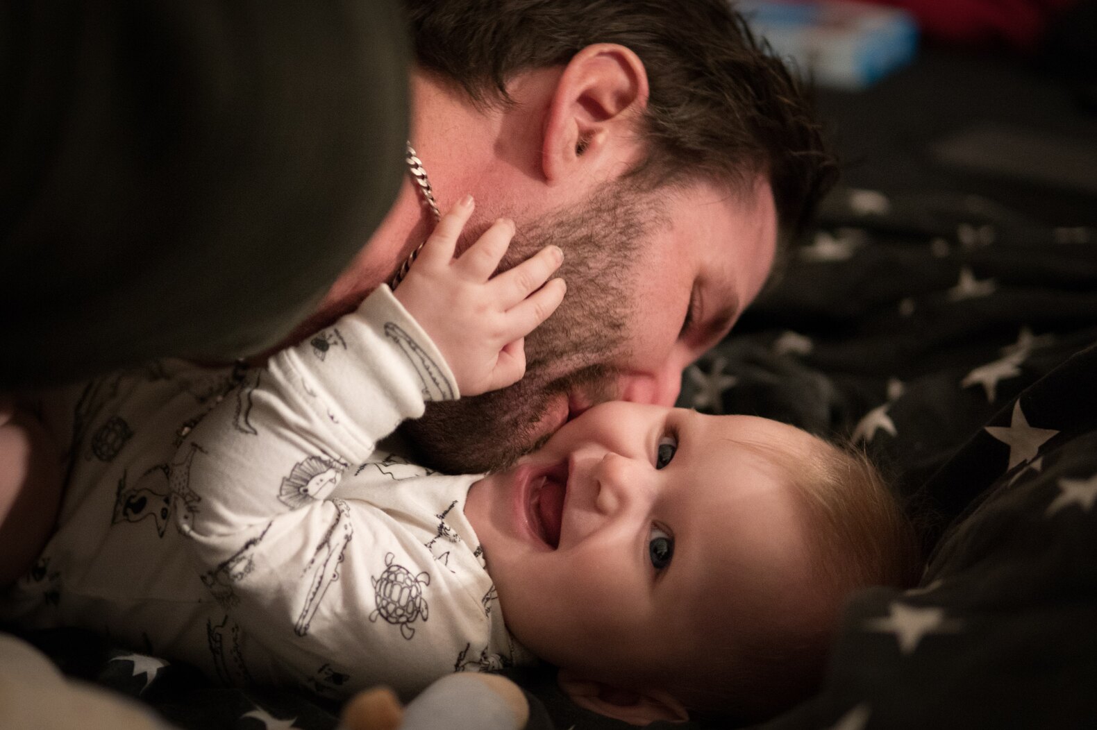 Папа целует малыша
