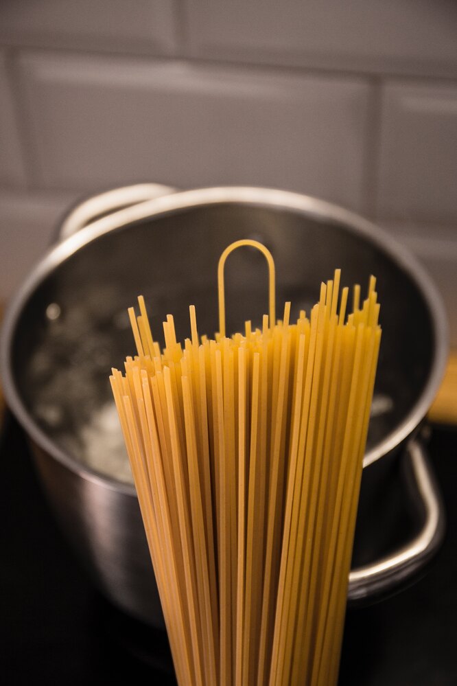 Как приготовить спагетти и пикантный соус