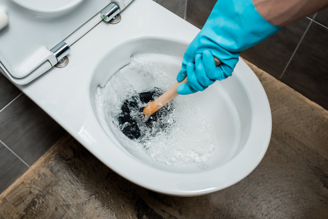Как прочистить слив в ванной подручными средствами от волос