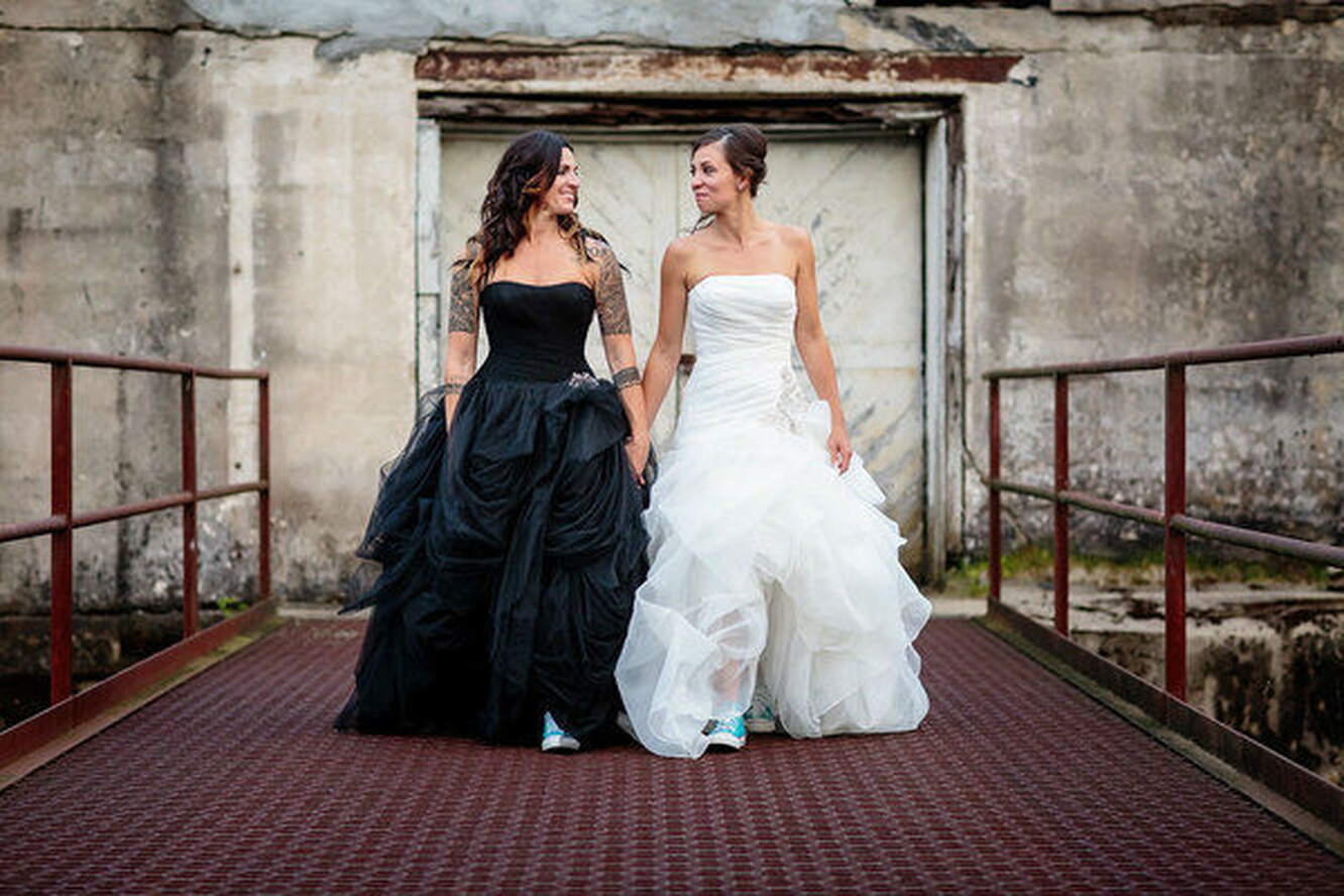 Девушки на свадьбе в платьях