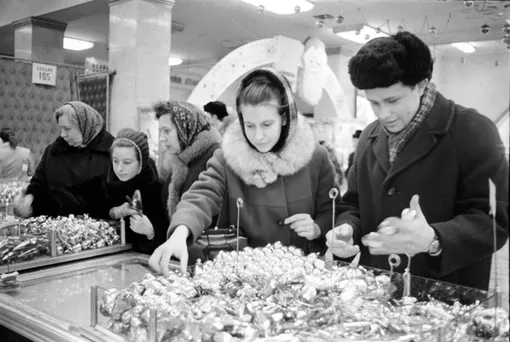 Москвичи покупают елочные игрушки к Новому году, 1971 год