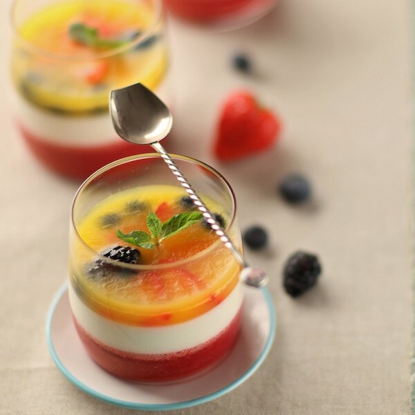 Летний десерт-желе со свежими ягодами, фруктами