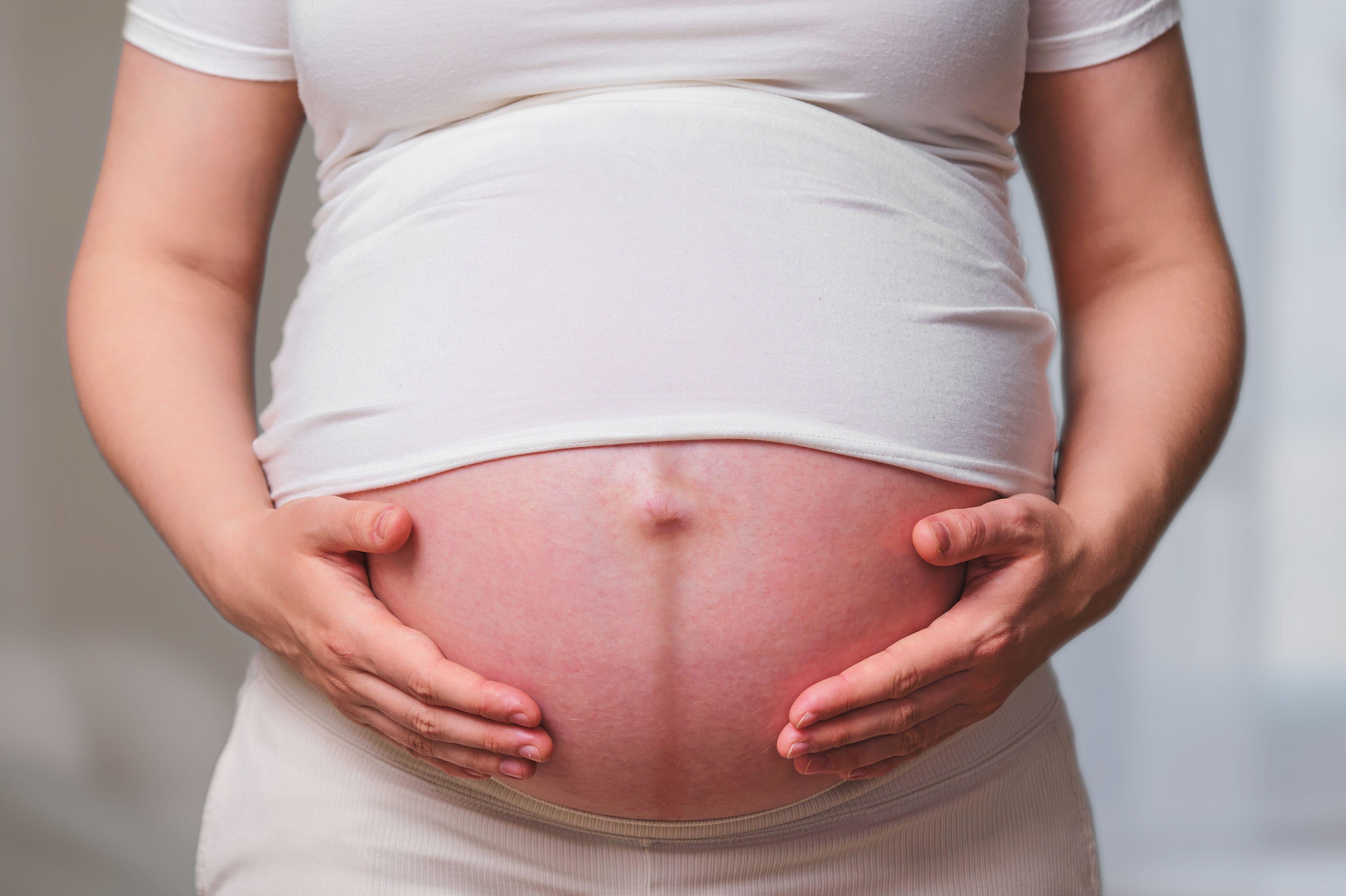 Почему у женщин во время беременности появляется на животе темная полоска?