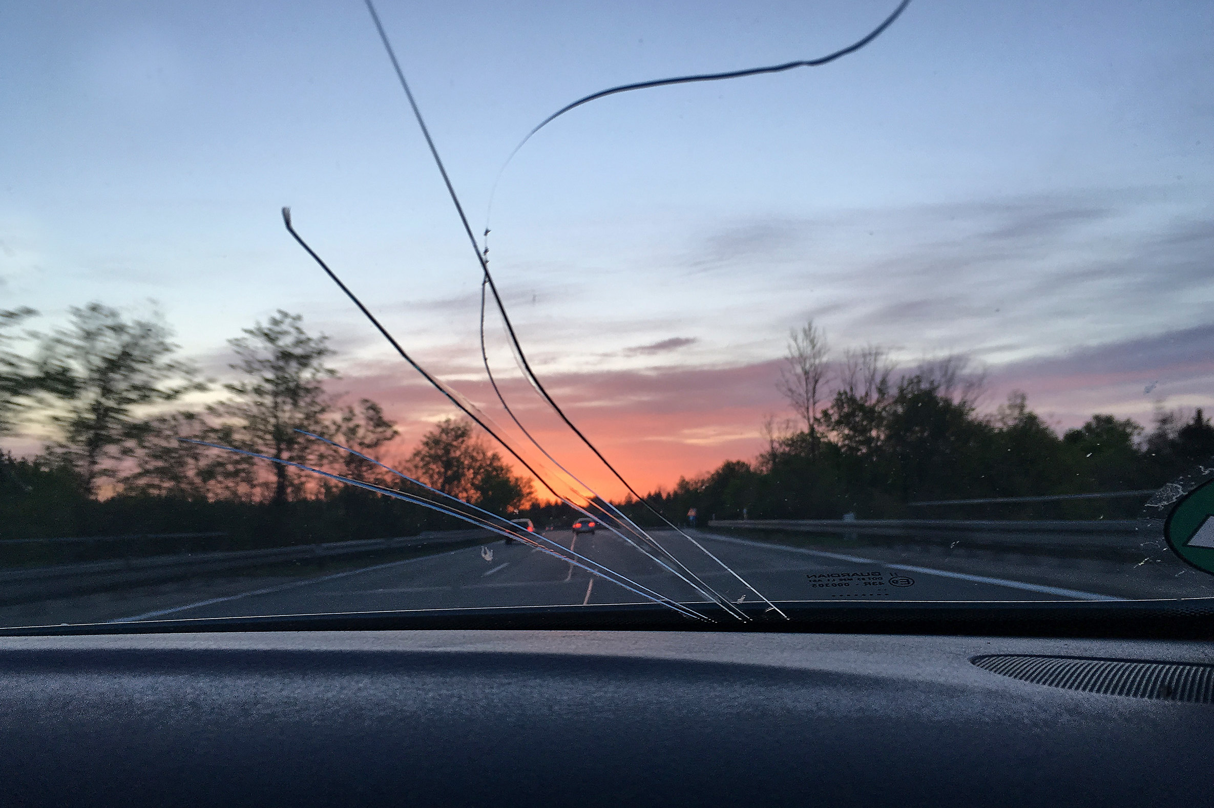 Как остановить трещину на лобовом стекле автомобиля - как происходит ремонт | AG Experts