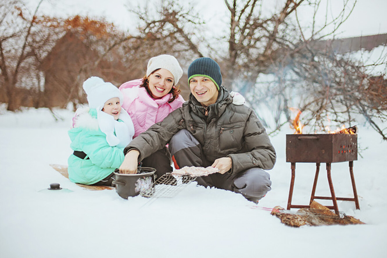 Семья на пикнике зимой
