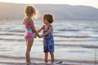 Эксперт рассказал, в одежду какого цвета ни в коем случае нельзя одевать ребёнка на пляже