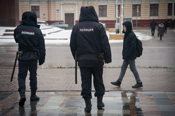 В Москве сотрудник полиции и его друг изнасиловали девушкушваброй