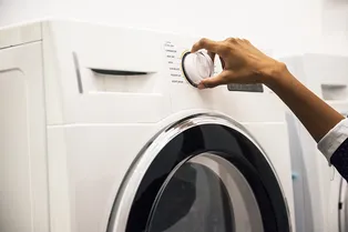 Как почистить стиральную машину от неприятного запаха и грязи