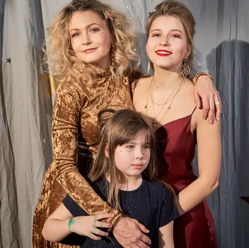 Эльвира Болгова с дочерьми Глафирой и Радамирой.