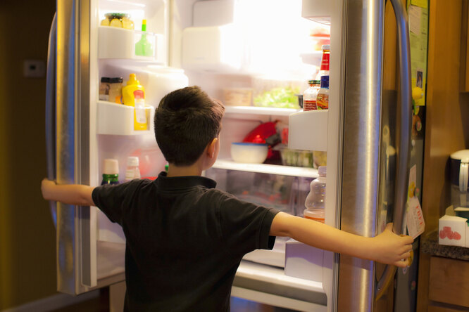 Что делать, если из холодильника течет вода?