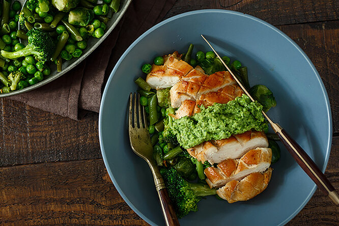 Pasta with chicken and pesto