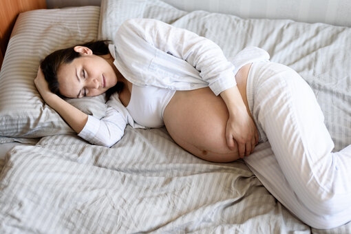 Можно ли беременным спать на животе - Лайфхакер