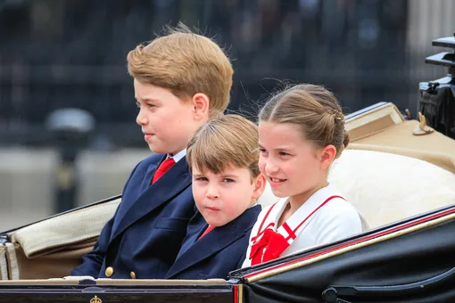 Принц Джордж, принцесса Шарлотта и принц Луи во время парада Trooping the Colour