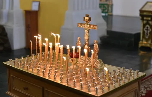 В церкви ставят свечи за упокой