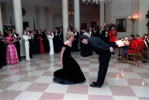 Принцесса Диана танцует с Джоном Траволтой в Белом доме