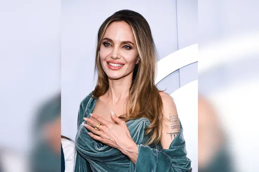 Романтичная Анджелина Джоли вышла в свет с дочерью от Брэда Питта и показала новое тату на груди