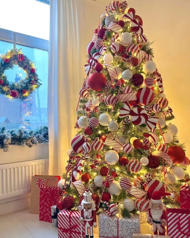 Как нарядить елку на Новый год — дизайнеры показали модные рождественские елки для дома — фото