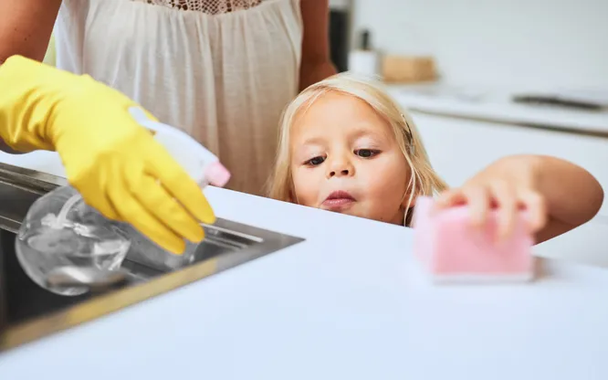 8 секретов уборки дома, которым стоит научить своих детей