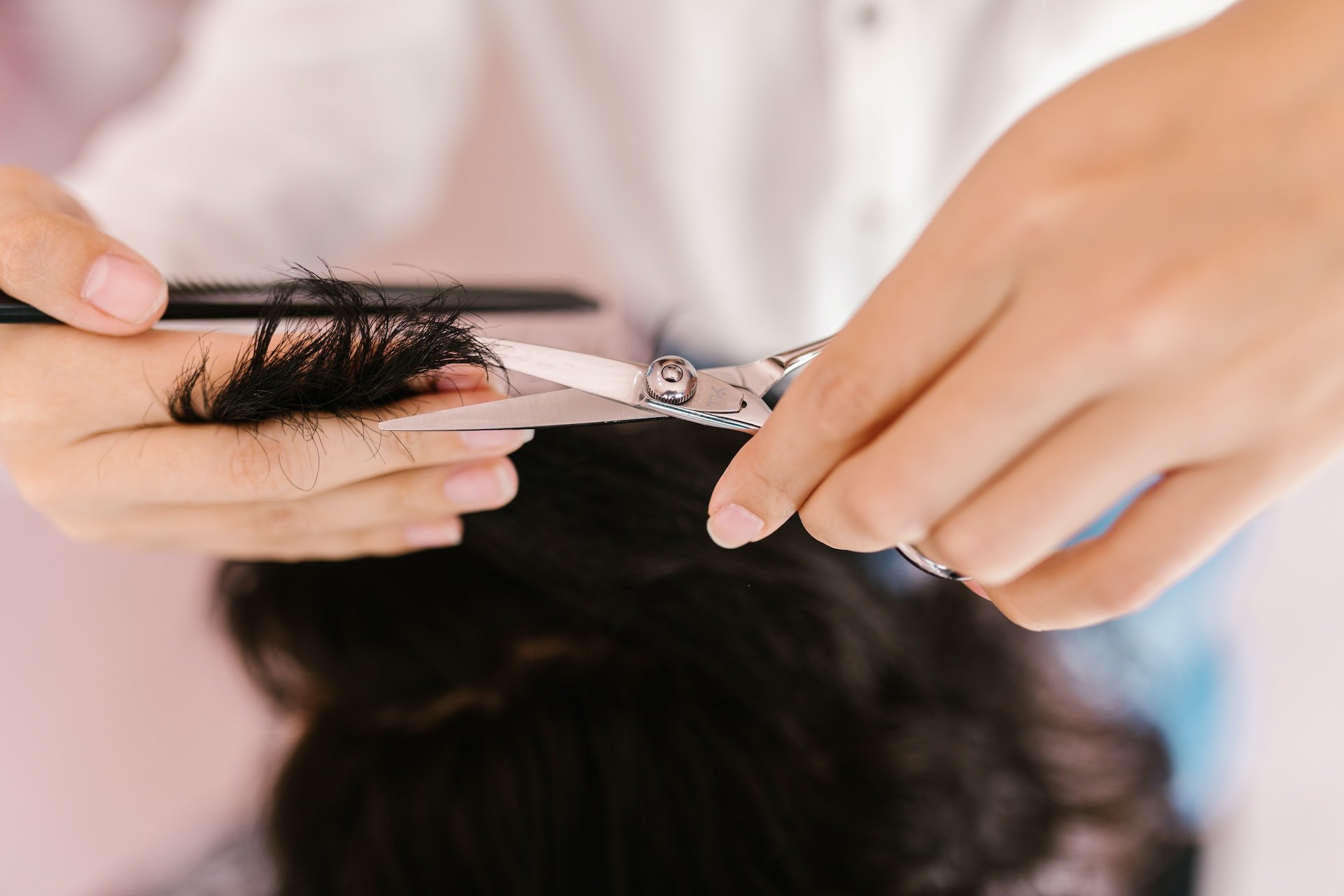 Почему нельзя стричь волосы самостоятельно: народные приметы, которые стоит знать