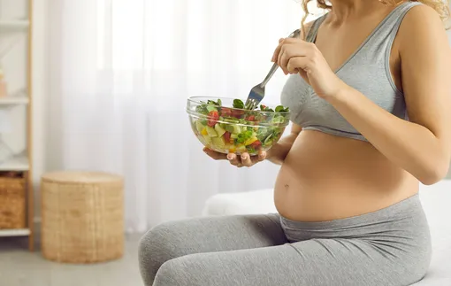 Беременная есть салат из миски