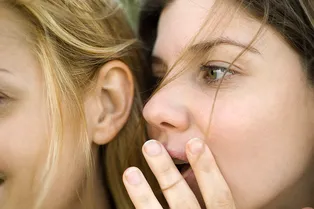 Шелушение ушей: что это значит и как лечить