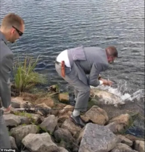 Тим Скрип вытаскивает рыбу из воды