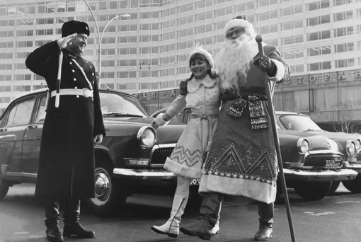 Декабрь 1968 года, Москва, Дед Мороз и Снегурочка спешат на праздничное мероприятие