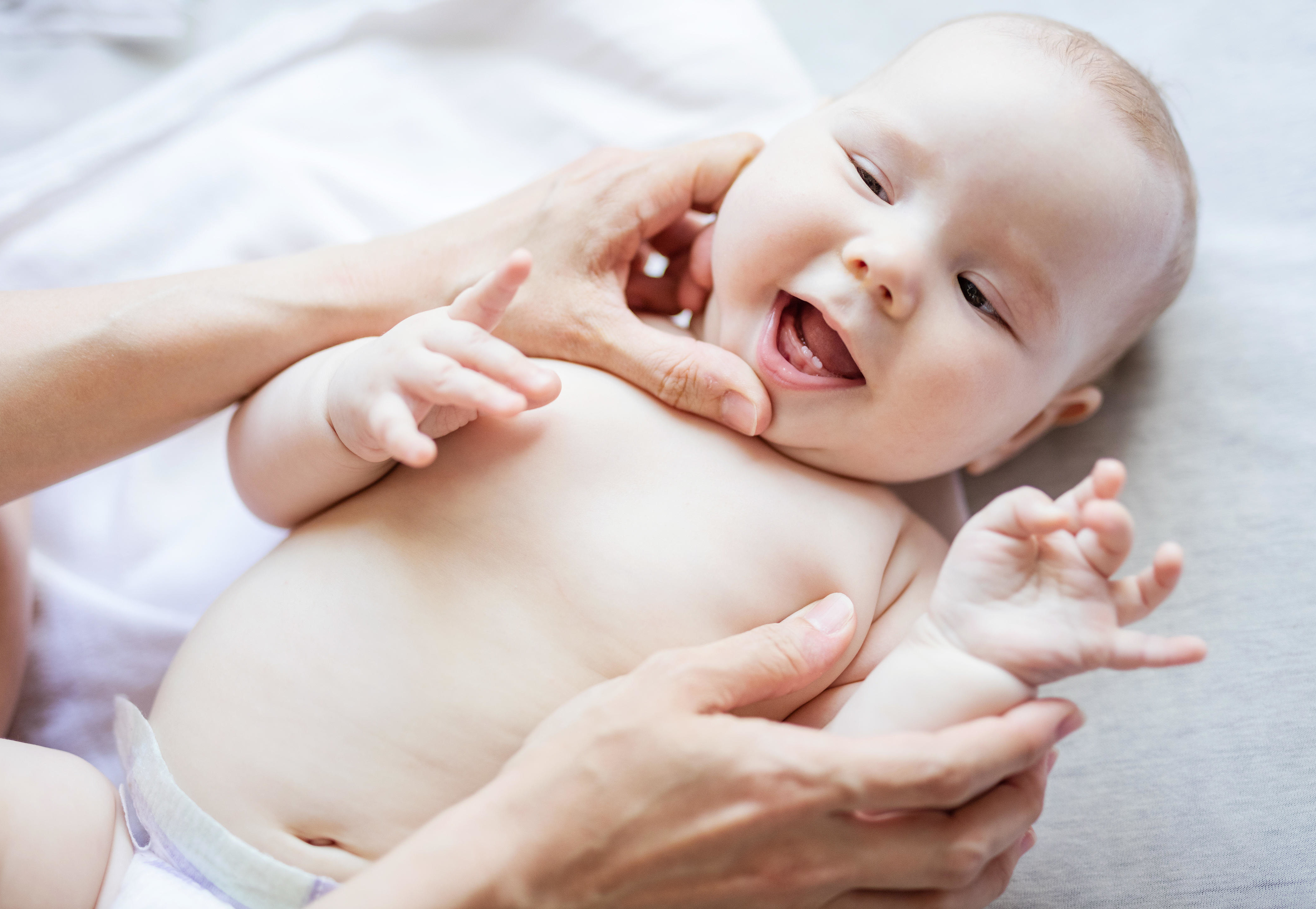 Симптомы короткой уздечки можно заметить уже в первые дни жизни новорожденного: