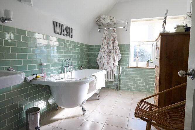 Дизайн ванной комнаты на примере двух фото. А какой стиль выберешь ты?