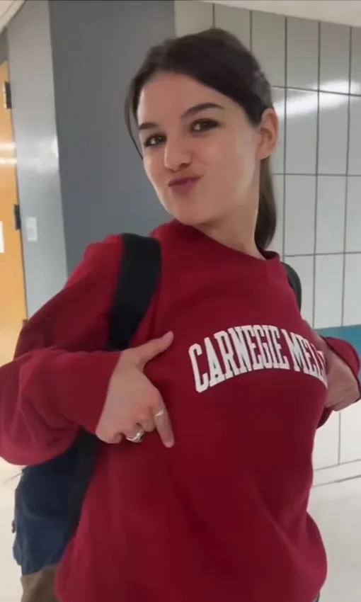 Сури Круз — дочь Кэти Холмс и Тома Круза — демонстрирует футболку с логотипом Карнеги-Меллон