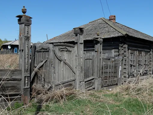 Проверяем состояние ворот, кровли, окон и дверей после зимы