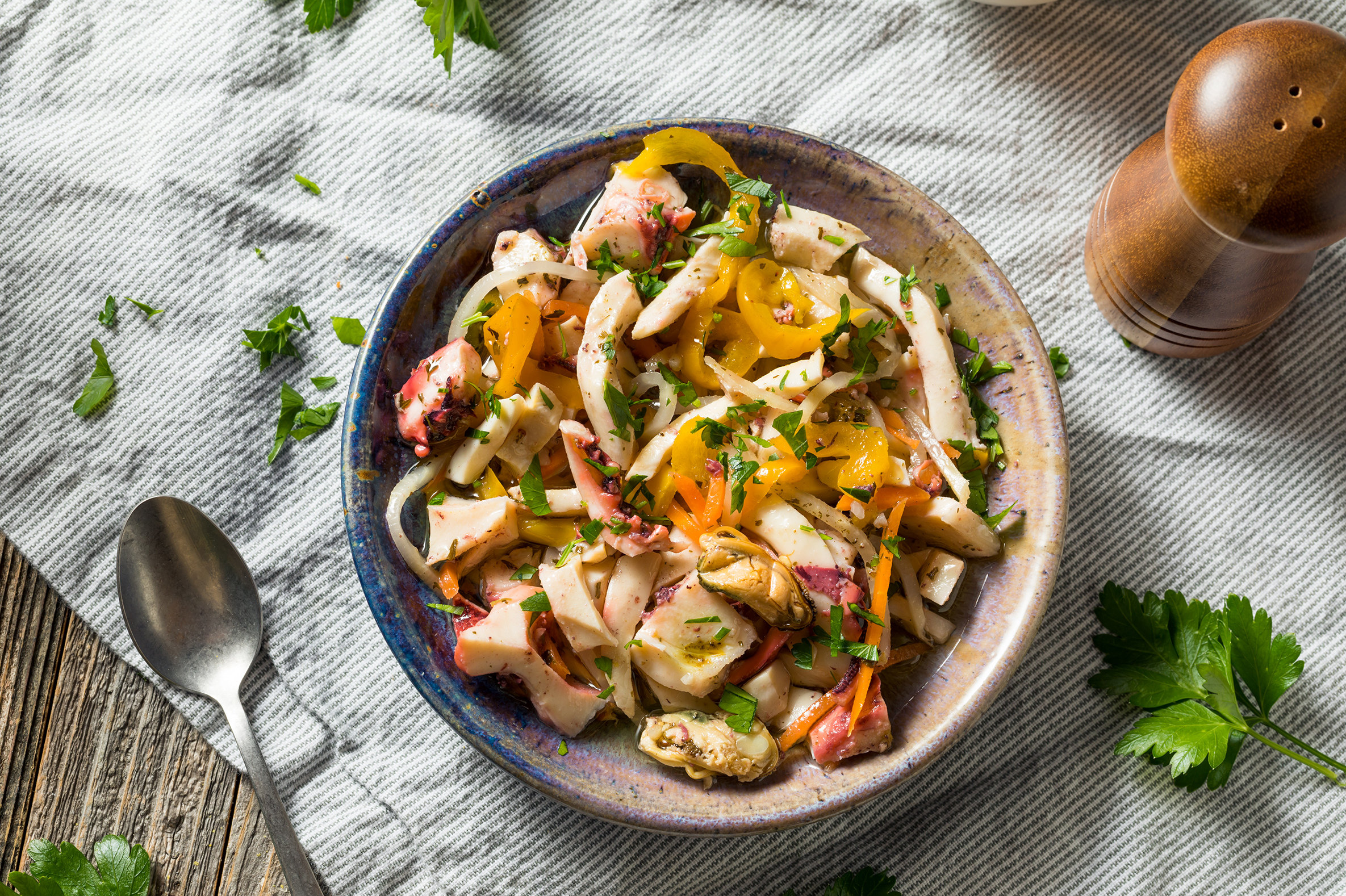 Салат с кальмарами, грибами и луком рецепт с фото, пошаговое приготовление на webmaster-korolev.ru