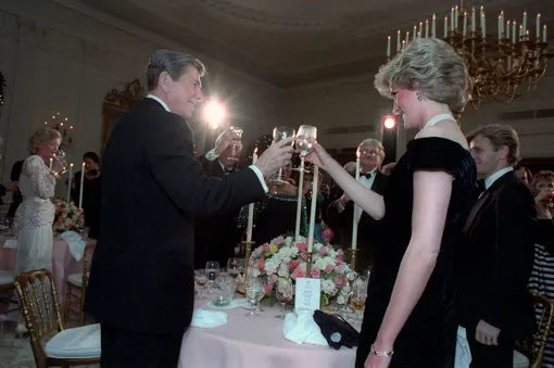 Президент Рональд Рейган (слева), принцесса Диана и Михаил Барышников (справа)