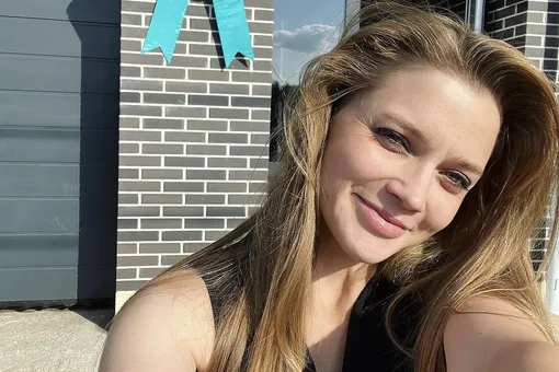 Звезда «СашиТани» Алина Ланина показала архивное фото мамы, которая родила её в 16 лет