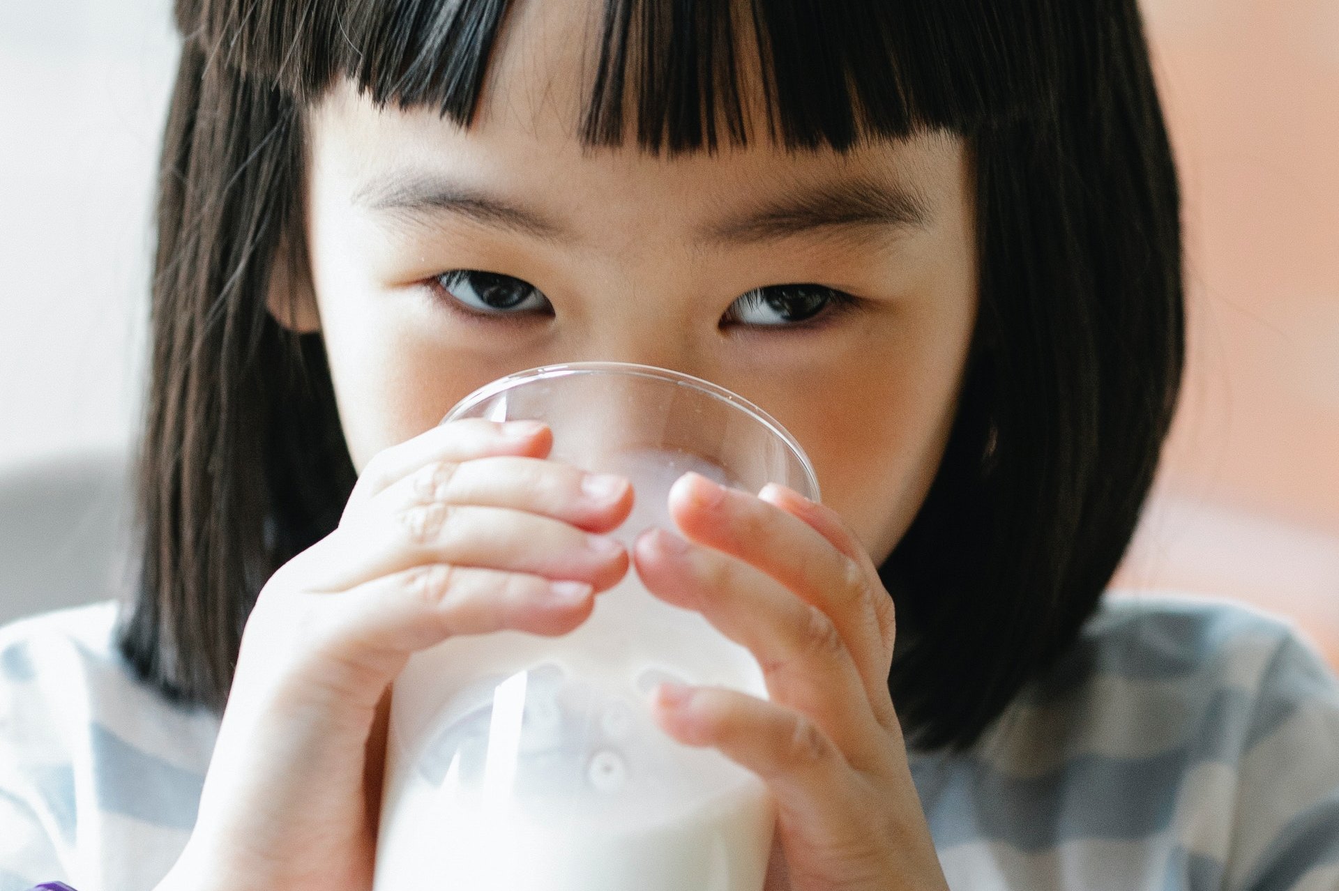 Почему коровье молоко можно пить не всем пожилым людям