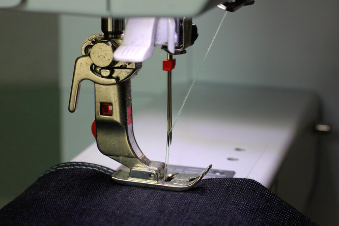 Швейная машинка зажевывает нитки снизу