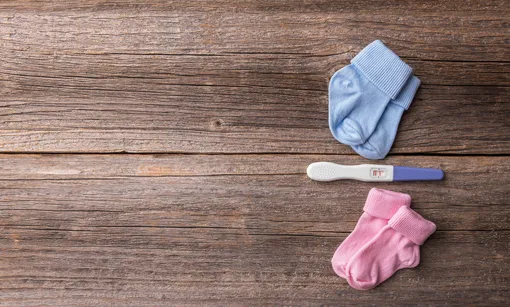 Положительный тест на беременность и голубые и розовые носочки