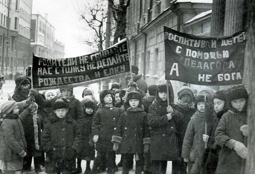 Воспитанники детских садов на антирелигиозной демонстрации. Москва, 1929. год.