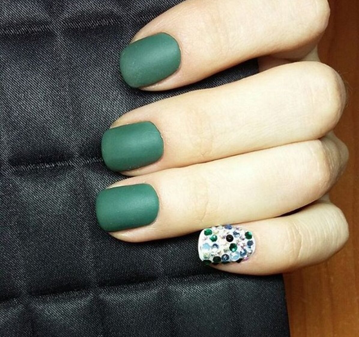Новогодний зелёный матовый маникюр на короткие ногти