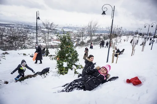 Дети зимой на горке фото